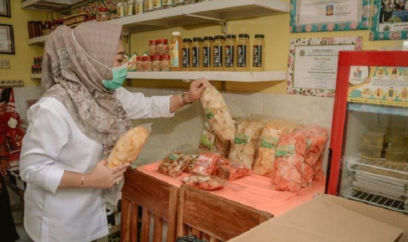 podiumnews.com-Waroeng Buntil, Kiat Bupati Tiwi Pasarkan Produk UMKM Lewat Sosmed